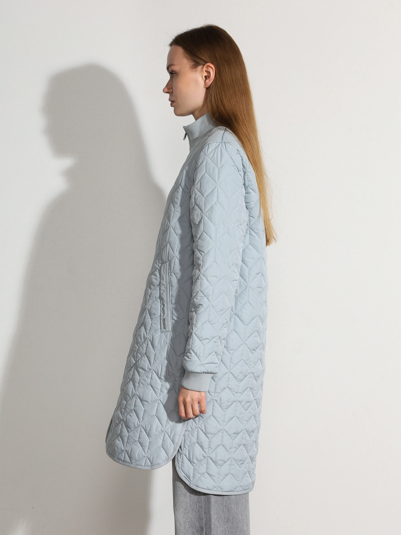 Пальто стеганое голубого цвета прямого кроя